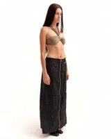 Top bandeau color beige, con breteles finos y espalda asimétrica.