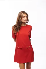 Vestido corto rojo con escote redondo, mangas cortas y solapas decorativas con botones metálicos en el frente.