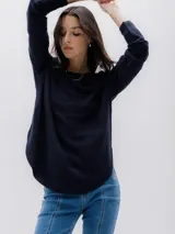 Sweater azul marino de punto con textura horizontal, cuello redondo y mangas largas.