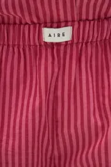 Short rosado de algodón con diseño a rayas verticales y cintura elástica, con etiqueta frontal de la marca Aire.