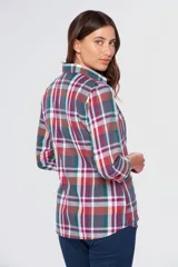 Camisa a cuadros de manga larga con cierre frontal de botones, cuello camisero y un bolsillo aplicado en el pecho.