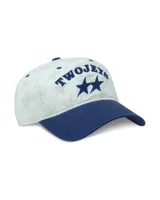 Gorra TwoJeys de diseño con estampado all-over de estrellas en tonos claros y visera azul marino. Presenta el nombre de la marca y dos estrellas bordadas en azul marino en el frente.