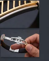Pulsera de diseño moderno compuesta por una banda de goma negra y una placa central de acero inoxidable con detalles en baño de oro y aberturas geométricas. Incluye cierre de seguridad de acero.