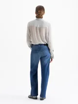 Jeans de calce relajado y fit recto en color azul oscuro. Presenta tiro medio, piernas holgadas y recortes laterales. Confeccionado en una mezcla de algodón y lyocell que proporciona suavidad y caída.