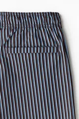 Short de baño de sirsaca a rayas verticales en tonos azul, marrón y celeste, con cintura elástica y cordón ajustable.