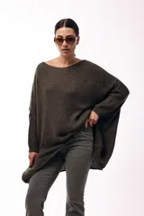 Sweater de punto con silueta amplia y relajada, cuello redondo y mangas largas con puños ajustados. Presenta un diseño de caída fluida y tejido suave.