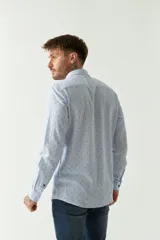 Camisa de manga larga color rosa claro con pequeños lunares azules, confeccionada en lino y algodón, de corte regular y logo bordado.