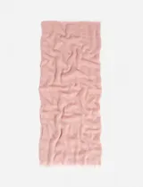 Bufanda rectangular color rosa claro, tejida en jacquard con textura sutil.