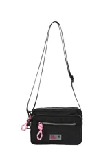 Bandolera color lila de poliéster con correa ajustable negra, cierre principal y bolsillo frontal con cierre. Detalle de cordón rosa y logo bordado.