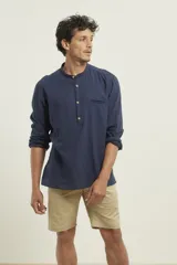 Camisa de lino color salmón con cuello mao, manga larga y bolsillo de parche en el pecho.