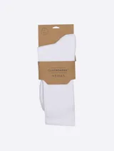 Par de medias deportivas de caña media, color blanco, con diseño liso y tejido acanalado.