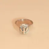 Anillo de sello realizado en plata 925 con aplique central en oro 18k que representa el símbolo de la psicología (letra griega Psi).