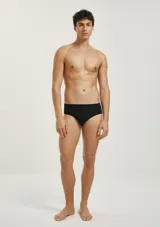 Kit de dos calzoncillos tipo slip en color negro, confeccionados con tejido elástico para mayor comodidad y ajuste ceñido.