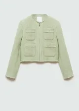 Chaqueta de tweed en color verde claro, con cuello redondo, cierre frontal con cremallera y cuatro bolsillos de parche delanteros con bordes deshilachados.