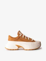 Zapatillas Converse Run Star Crush Ox de diseño contemporáneo y plataforma alta con suela track. Confeccionadas con exterior de textura símil pelo en color marrón y suela blanca con detalles en tono caramelo.