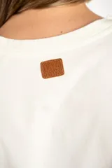 Remera de algodón peinado color blanco, con escote en V y detalles de lurex dorado en el borde del escote. De manga corta y corte ajustado.