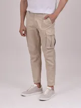 Pantalon cargo de corte recto y estilo urbano, color beige, con bolsillos laterales con solapa y cierre frontal.