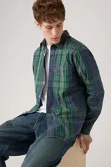 Camisa de manga larga a cuadros en tonos verdes, azules y rojos, con un bolsillo en el pecho y cuello clásico.