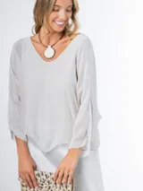 Blusa color gris claro de seda italiana, talle único oversized, con forro elastizado, mangas 3/4 y escote en V.