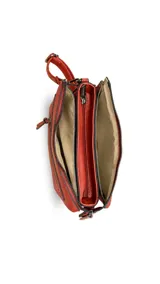 Bandolera gris de símil cuero con compartimento principal con cierre, bolsillo frontal con cierre y correa ajustable y desmontable.