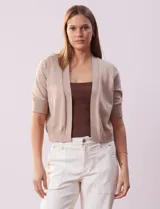 Cardigan tejido color beige, manga corta con apliques de botones.