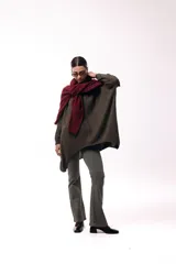 Sweater de punto con silueta amplia y relajada, cuello redondo y mangas largas con puños ajustados. Presenta un diseño de caída fluida y tejido suave.