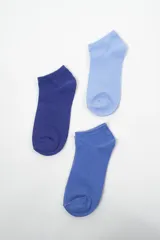 Pack de tres pares de medias tobilleras en tonos de azul: azul oscuro, azul medio y celeste.
