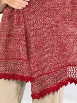 Pashmina azul de tejido de punto calado con terminación en crochet.