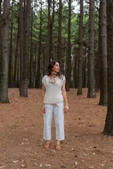 Chaleco tejido a mano en dos agujas con hilado 100% baby alpaca teñido artesanalmente, color magenta matizado. Diseño ligeramente oversize, de hombros anchos y cuello tipo bote, con puntos calados en frente y espalda y tajos a los lados en el bajo.