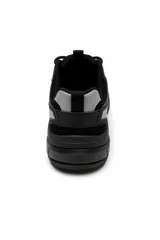 Zapatilla deportiva chunky color negro con detalles reflectantes grises, confeccionada en malla y material sintético, con suela gruesa de goma.