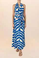 Top halter con estampado de ondas azules y blancas, diseño envolvente y escote en V.