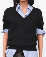 Jersey de punto fino negro con cuello en V y mangas largas, de corte recto y diseño clásico.