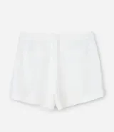 Bermuda de crepé color blanco, de corte holgado y tiro alto, con pliegues frontales y bolsillos laterales con detalle de botones. Confeccionada en poliéster y elastano.