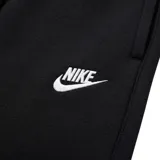 Pantalón de jogging Nike Club confeccionado en tejido fleece, color negro, con cintura elástica ajustable mediante cordón, puños elásticos en los tobillos y logo de la marca bordado en blanco en la pierna izquierda.