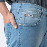 Jean Wrangler de corte recto, color celeste claro, con bolsillos delanteros y traseros.