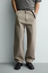 Pantalón balloon fit de algodón con efecto lavado, corte holgado y diseño tipo cargo. Cuenta con bolsillos delanteros, bolsillos traseros de parche y trabillas para cinturón.