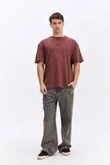 Jean carpenter de calce amplio estilo workwear, con bolsillos extra y diseño suelto.