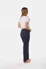 Pantalón deportivo negro de felpa con cintura ajustable con cordón.