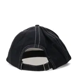Gorra tipo snapback color negro con costuras blancas visibles y parche rectangular beige con logo de la marca en el frente.