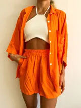 Short color naranja con cintura elastizada.