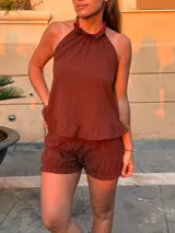 Top marrón con escote halter, detalle de frunces y volados en el borde inferior.