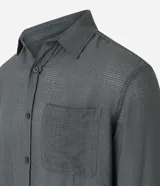 Camisa gris de viscosa con textura, cuello solapa, abotonado delantero y mangas largas.