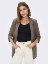 Blazer regular fit color rosado viejo, con cuello solapa, mangas 3/4 y bolsillos frontales ribeteados.