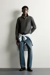 Polo regular fit de punto gris oscuro, con cuello solapa, cierre frontal de cremallera y manga larga con acabados en rib.