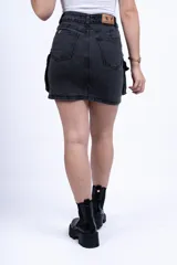Minifalda de jean color gris oscuro con bolsillos cargo laterales.