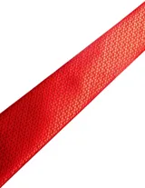 Corbata de seda azul marino con estampado paisley en tonos rosados y blancos.