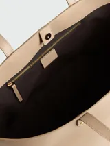 Bolso tote de cuero color beige claro, con asas superiores y silueta rectangular.