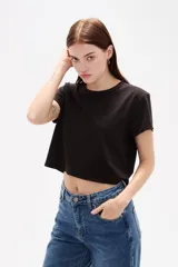 Top cropped de cuello redondo y manga corta, con ajuste al cuerpo.