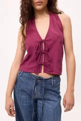 Chaleco blanco de lino y algodón, con escote halter y tiras finas para atar en el frente. Espalda descubierta.