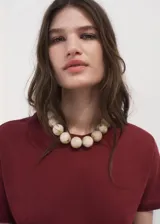 Camiseta básica de manga corta y cuello redondo, confeccionada en 100% algodón orgánico con diseño recto.